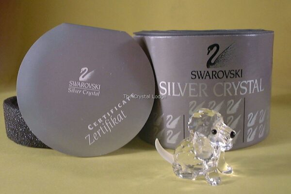 Swarovski_Beagle_sitting_158418 | The Crystal Lodge