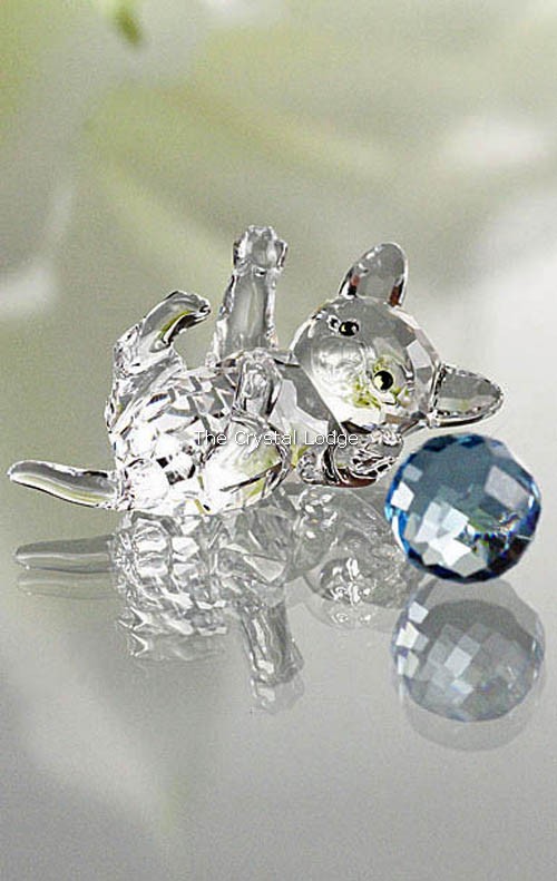 Swarovski_kitten_lying_blue_wool_631857 | The Crystal Lodge