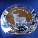 Swarovski_SCS_Paperweight_2006_Black_Bull_60mm_disc_860331_1_WM Swarovski_SCS_Paperweight_2006_Black_Bull_60mm_disc_860331 | The Crystal Lodge