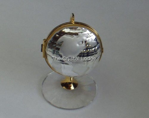 Swarovski_Secrets_globe_clock_210826 | The Crystal Lodge