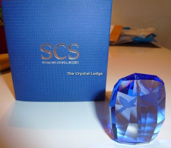 Swarovski_macaw-paperweight_5028199 | The Crystal Lodge