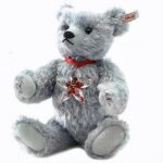 Swarovski_Steiff_2007_Poinsettia_bear_EAN 681103_1_WM Swarovski_Steiff_2007_Poinsettia_bear_EAN 681103 | The Crystal Lodge