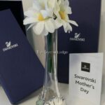 Swarovski_vase_Mothers_Day_daisy_USA_1299930_1_WM Swarovski_vase_Mothers_Day_daisy_USA_1299930 | The Crystal Lodge