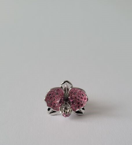 Swarovski_2024_SCS_pin_Idyllia_Orchid_5683349 | The Crystal Lodge